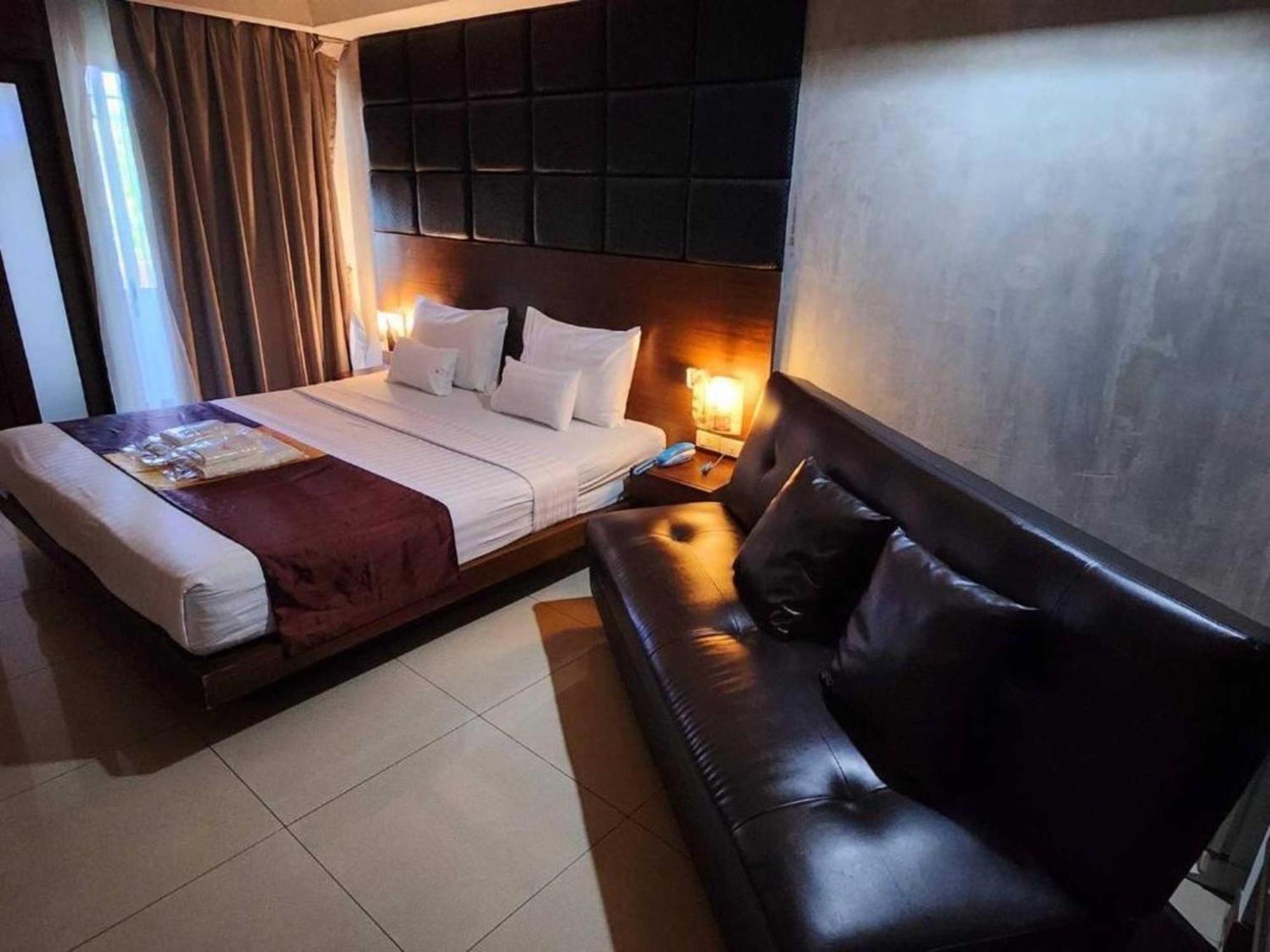 Collection O The Bangkok Cha Cha Suite Banguecoque Exterior foto